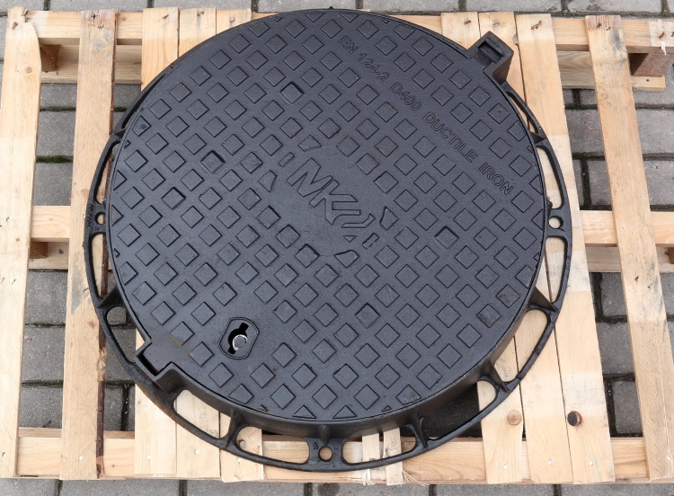 Właz Ø600 60cm (785mm) D400 żeliwny zawias rygiel